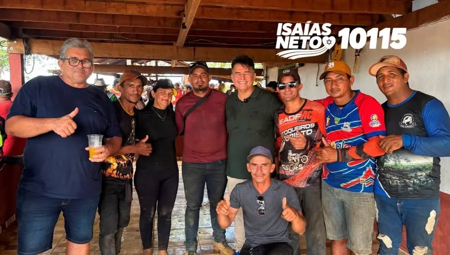 Isaías Neto reunido com moradores durante encontro comunitário
